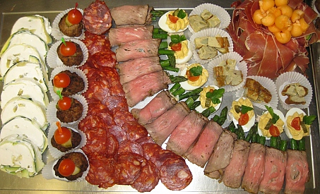 Liebevoll angerichtete kalte Buffetplatte